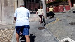 Personas mayores con carritos de la compra acceden al barrio de Cimavilla
