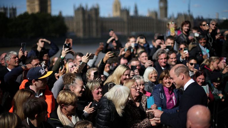 EL príncipe Guillermo entre la multitud que espera para dar el último adiós a su abuela, la reina Isabel II, en el palacio de Westminster.