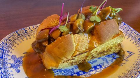 Asteria Beach (Caión). Brioche de tenreira galega en salsa de outono