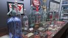 Sifones y envases de todo tipo conviven en la sede de Gaseosas de Galicia, en Coristanco