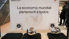El cartel de Worldcoin con sus escneres de iris, en un centro comercial de Madrid