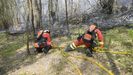 Miembros de la UME trabajan en la extinción del incendio en Las Regueras