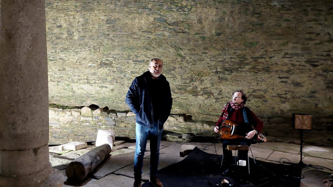 El arqueólogo Celso Rodríguez Cao y el música Germán Díaz en la Domus do Mitreo