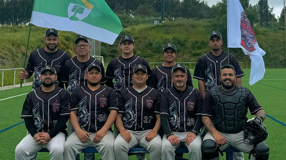 Amigos y familiares retornados de Venezuela se reunieron en Bobors.Susana frente a la casa familiar a la que regres en Armariz, en Nogueira de Ramun