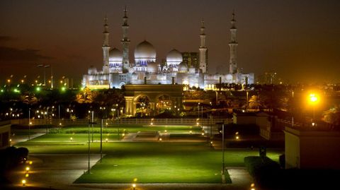 Anochecer sobre la Gran Mezquita Sheikh Zayed, en Abu Dhabi.