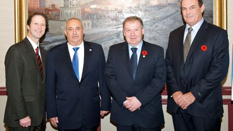 Jove, segundo por la izquierda, junto a Peter Kelly, alcalde de Halifax;  Darrell E. Dexter, primer ministro de Nueva Escocia; y Mike Magnus, presidente de Shear Wind, el día que se anunció la entrada de Inveravante en Halifax (Canadá)