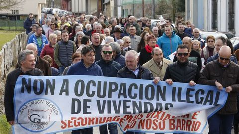 Vecinos del barrio lucense de As Gndaras durante, contra el asalto a sus viviendas, en una imagen de archivo