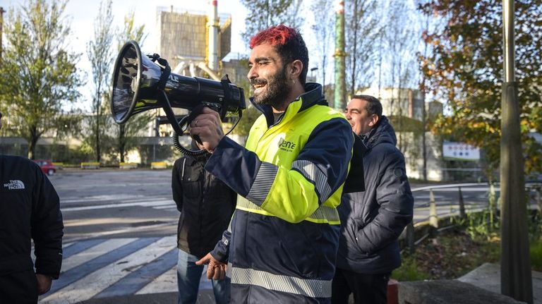 Los trabajadores de Ence tocan a la puerta de la Xunta para que se siente a mediar con la pastera