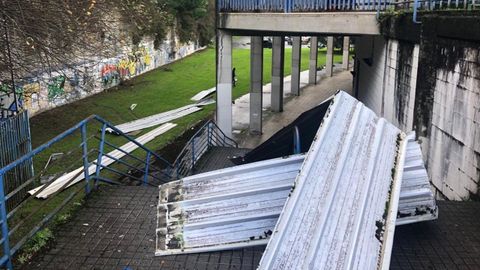 Chapas de la cubierta desprendidas del estadio de A Malata a causa del temporal.