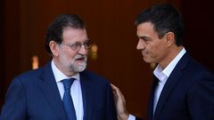 Rajoy y Snchez, se saludan tras el debate de la mocin de censura