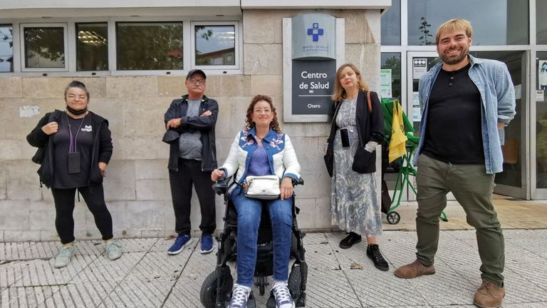 La portavoz y concejala de Somos Oviedo, Ana Taboada, acompañada del diputado de Podemos Asturies, Dani Ripa y la portavoz de Podemos Oviedo, Luisa Nogueiro, delante deL Centro de Salud de Otero