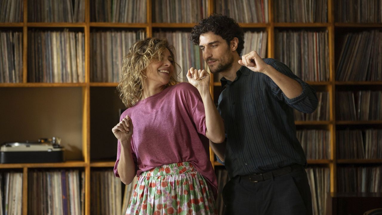 Los actores Jasmine Trinca y Louis Garrel, en la pel�cula de Nanni Moretti �Suceder� esta noche�