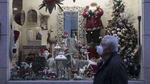 
Un hombre pasa frente al escaparate de una tienda de Monforte estas pasadas Navidades
