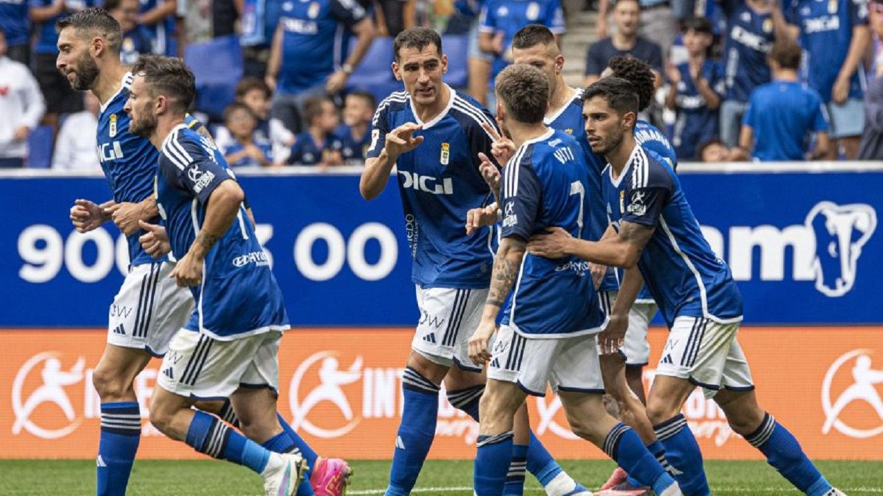 Los jugadores del Oviedo celebran el empate de Camarasa ante el Racing de Ferrol