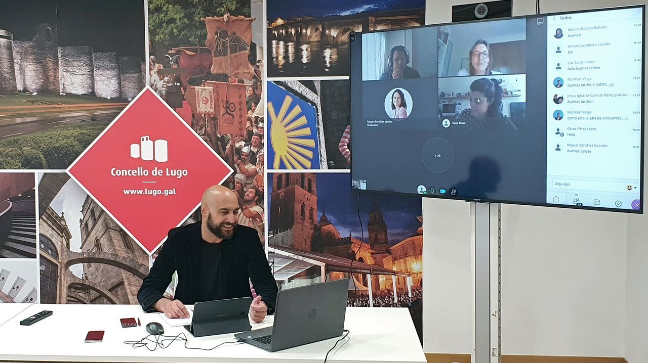 El concejal de Desenvolvemento Local, Mauricio Repetto, por videoconferencia con alguno de los emprendedores que se forman en el programa Incio Coworking