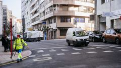 Camiones municipales limpiando las calles de Ourense en la mañana del lunes 1 de enero