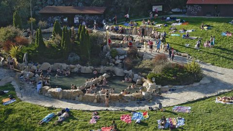 OURENSE, «UN LUGAR EXTRAORDINARIO». «Aunque a menudo es pasado por alto por los visitantes, es un lugar extraordinario con una serie de piscinas termales naturales a orillas del río Miño», relata el artículo, que también se detiene en Pontevedra, Lugo y la Costa da Morte