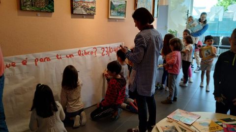 Os escolares do colexio Rosala de Castro visitaron a biblioteca e participaron nunha sesin de contos coa escritora lucense Ana Meiln