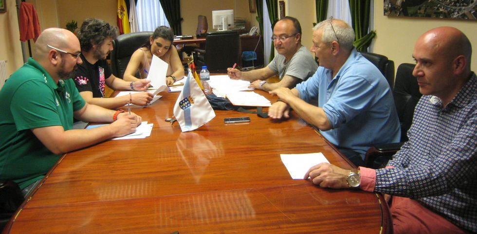 Seis de los nuevos miembros del equipo de gobierno al t�rmino de la reuni�n. 