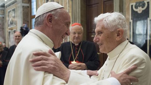 El papa Francisco con Benedicto XVI