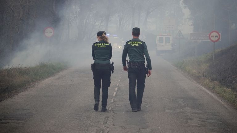 Dos agentes de la Guardia Civil regulan el tráfico en el incendio de los concejos de Valdes y Tineo