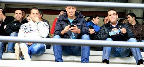 Galicia, bajo un manto blanco.Marcos Sanmart�n, en el centro con otros dos directivos, tuiteando en un partido en Ribela