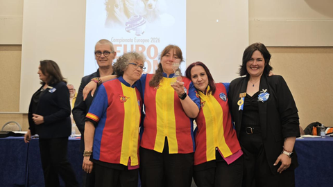 Ana Bel�n Gonz�lez Velasco, junto a dos peluqueras vallisoletanas, se impuso en la categor�a �stripping� por equipos en el Campeonato Europeo de Peluqer�a Canina