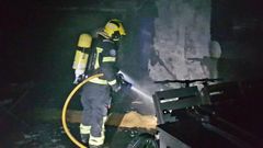 Bomberos de O Carballiño, trabajando en la extinción del incendio