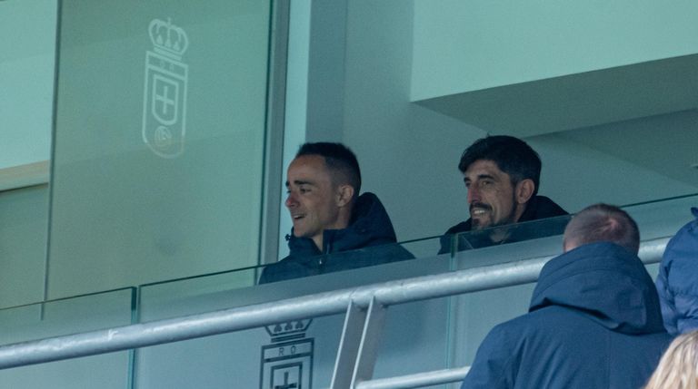 Veljko Paunovic y Alberto Martínez, en la grada del Tartiere para presenciar el partido del Vetusta