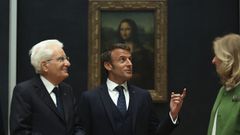 Mattarella (i) y Macron (d) visitan juntos el Louvre.