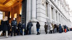 Varias personas hacían cola el pasado 3 de febrero para contratar Letras del Tesoro, en el Banco de España en Madrid (España).