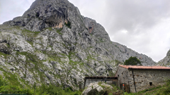 Ruta de senderismo entre Poncebos y Bulnes, en el concejo de Cabrales, en los Picos de Europa. Turismo verde.