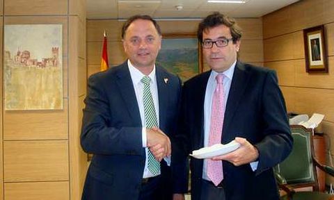 Jess Otero y Carlos Cabanas, tras la reunin celebrada ayer en Madrid en el Ministerio.