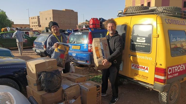 Renato Núñez (en la foto, a la izquierda) y Rubén Novo (derecha) entregaron 150 kilos de ayuda humanitaria en Marruecos como participantes del Chatarras Raid. La donación total al banco de alimentos de Campo de Gibraltar fue de casi 4.000 kilos, a la que hay que sumar el material escolar que se dio a la Asociación Tissagdelt, de Er-Rachidia.