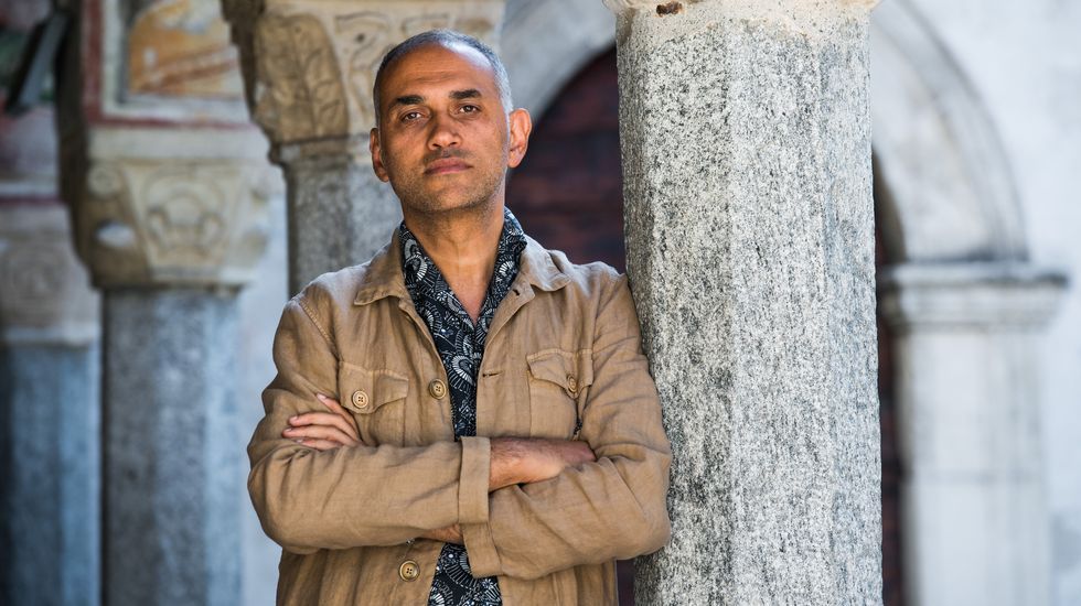 Daniela, de vestido azul, tras recoger su premio en la gala de la OCU
