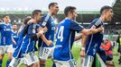 Los jugadores del Oviedo celebran el gol de Colombatto al Racing