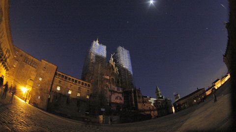 Plaza del Obradoiro y la iluminación exterior de la Ilusminación de la catedral de Santiago apagada enel 2015 denunciando el cambio climático 