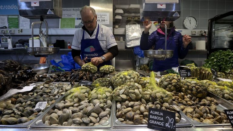 Galicia achaca el declive de sus almejas a «<span lang=