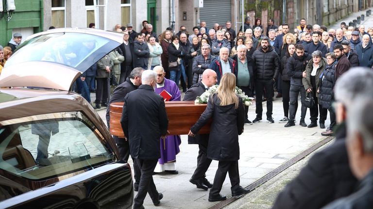 Un centenar de personas despiden a Belén, la mujer asesinada el domingo en Mos
