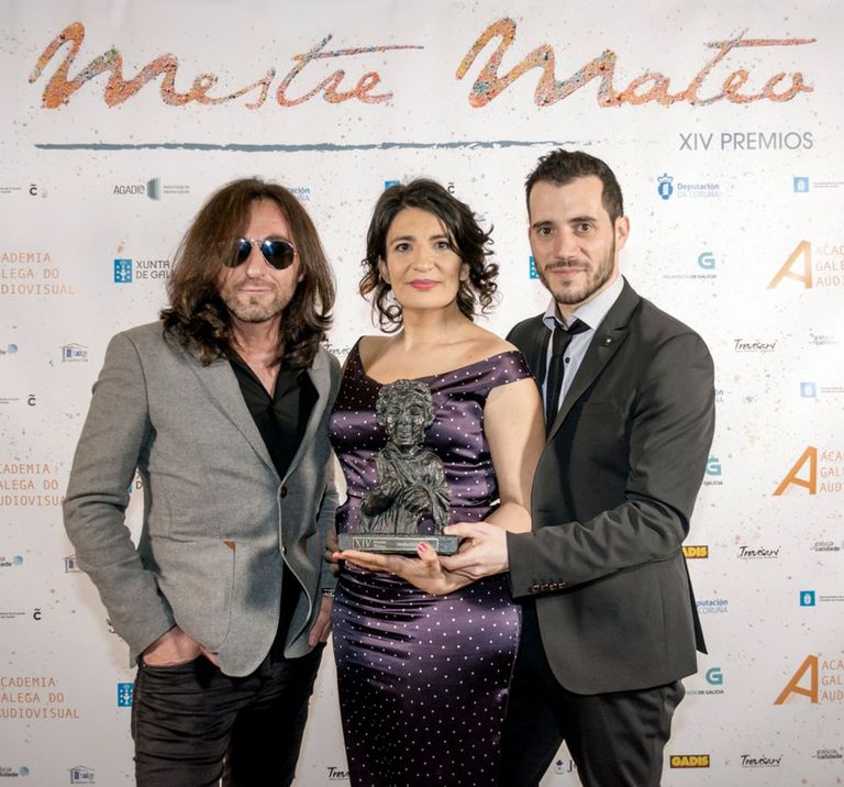 Javi Maneiro, de Heredeiros da Crus, con Olga Osorio y Juan Galiñanes con el Mestre Mateo.