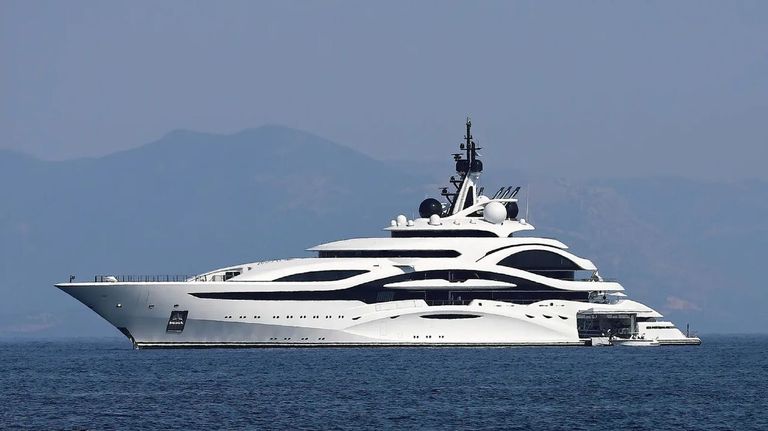 El palacio flotante del emir de Catar, un yate de 123 metros, se refugia en las islas Cíes