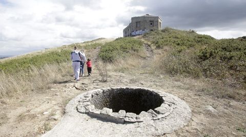 Visitantes ascendiendo ayer hasta el observatorio de Monteventoso que se busca recuperar.