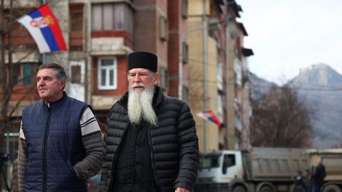 Residente serbios pasan por Mitrovica, la ciudad kosovar divida por grupos étnicos.