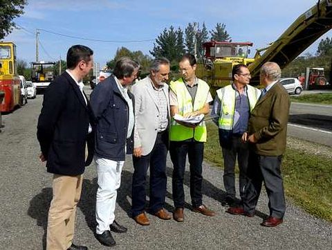 Ramiro Varela y Tours con representantes de la Xunta y de Agolada.