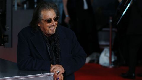 El actor estadounidense Al Pacino bromea con los fotgrafos en la alfombra roja de los Bafta