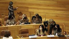 Diputadas del PP, esta maana en el Parlamento de Galicia, ataviadas en solidaridad con Elena Candia (primera desde la derecha)