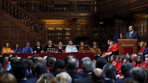 El presidente del Principado, Adrin Barbn, interviene durante la inauguracin del curso ante el equipo rectoral, encabezado por Santiago Garca Granda