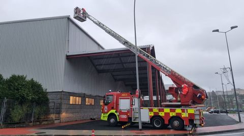 Los bomberos de Ferrol se desplazaron a FIMO para revisar la cubierta del edificio de acceso al recinto, tras levantarse una plancha.