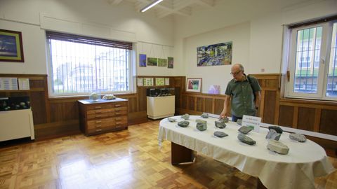Xan Rodríguez Silvar muestra la sala que alberga diversos tipos de rocas, minerales y piedras preciosas