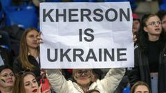 Una mujer muestra un cartel en el que puede leerse Jersn es Ucrania durante un partido de ftbol entre el Basilea y el Dnamo de Kiev disputado en la ciudad suiza el pasado mes de mayo